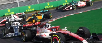 F1 2022 spēles ekrānšāviņš ar F1 sacīkšu automašīnām, kas brauc trasē