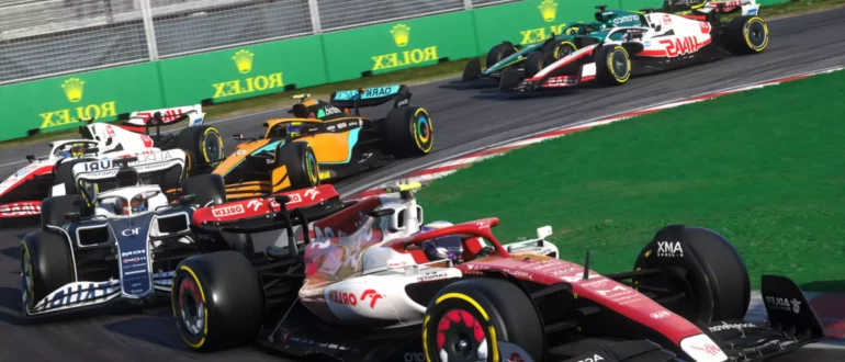 F1 2022 spēles ekrānšāviņš ar F1 sacīkšu automašīnām, kas brauc trasē