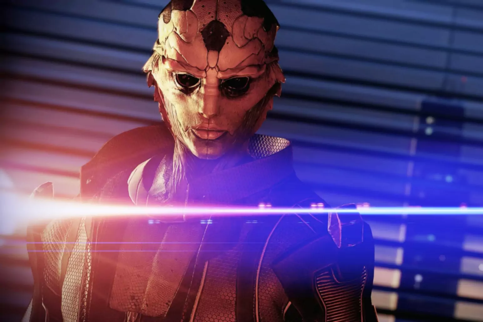 Captură de ecran din jocul Mass Effect cu un personaj purtând o mască luminată de lumini albastre și portocalii