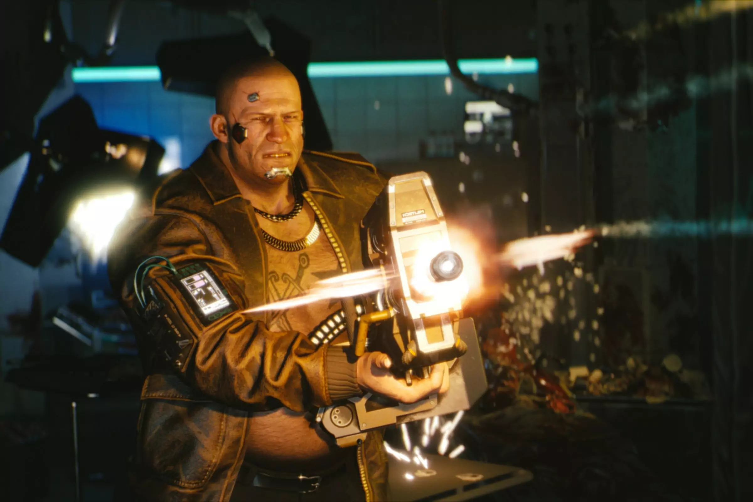 Zaslonska slika igre Cyberpunk 2077, na kateri lik strelja z veliko strojno puško