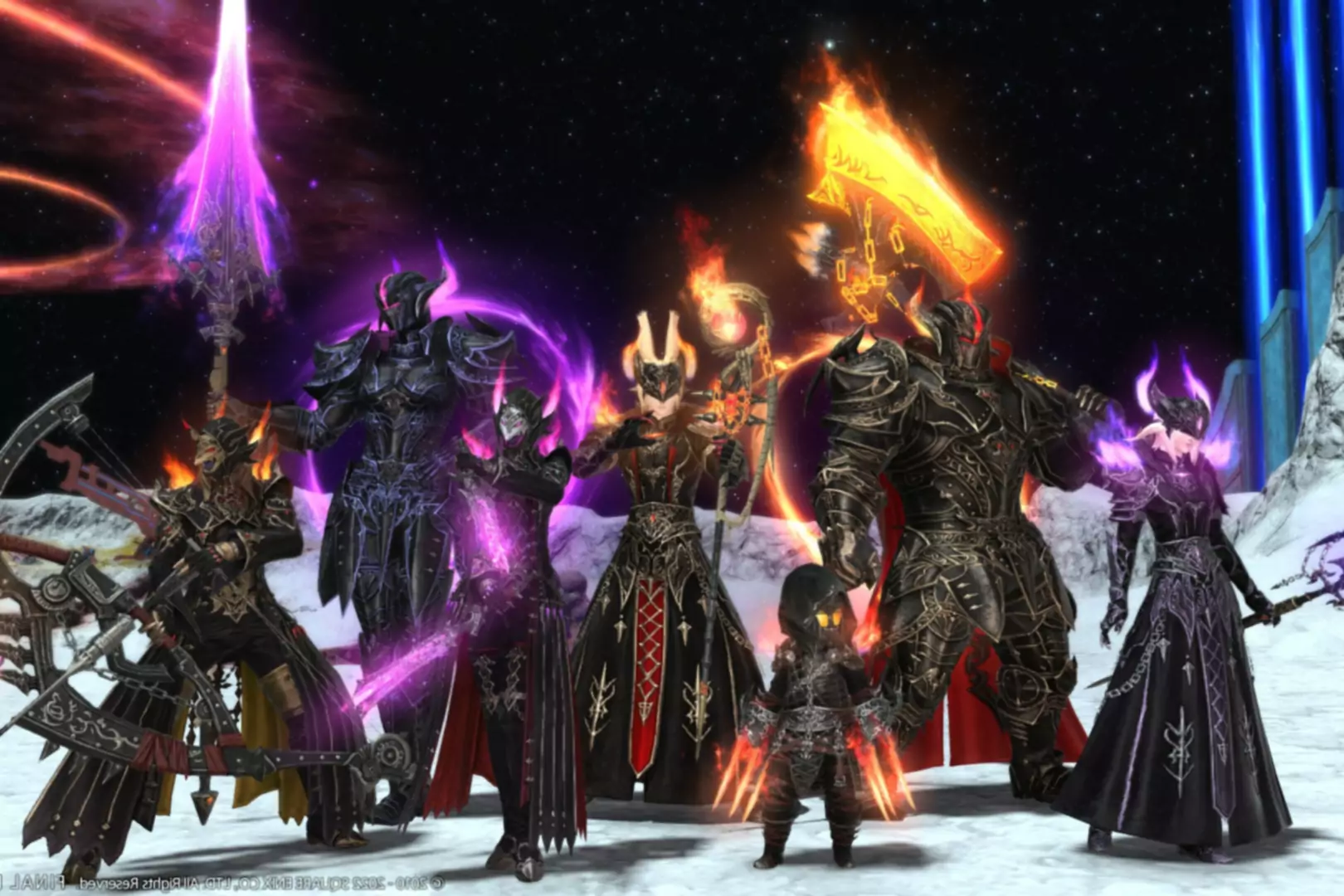 Schermata di Final Fantasy XIV Endwalker con personaggi in piedi con armi e armature elaborate