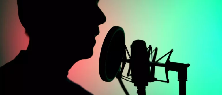 Silhouette d'une personne parlant dans un microphone de studio