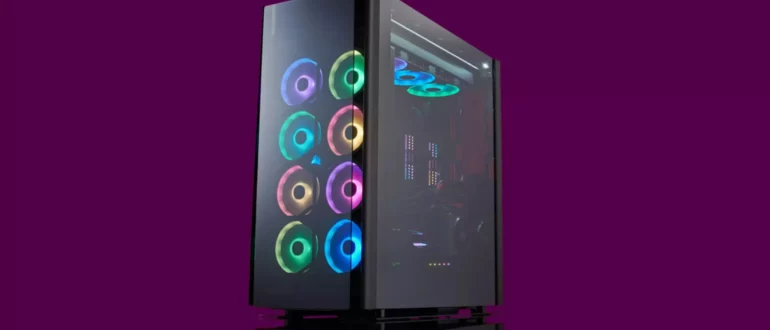Spēļu dators, kas izgaismots ar krāsainām gaismām