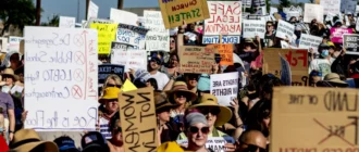 Protestniki na protestnem shodu proti zakonu Roe proti Wade držijo znake