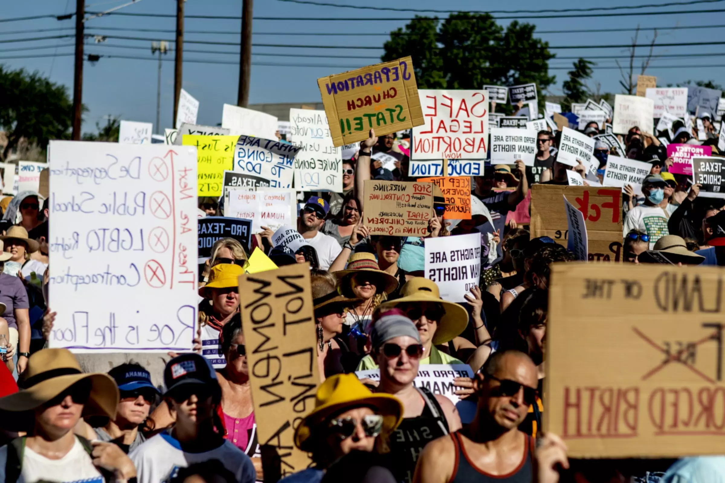 抗议者在罗伊诉韦德案的抗议集会上举起标语